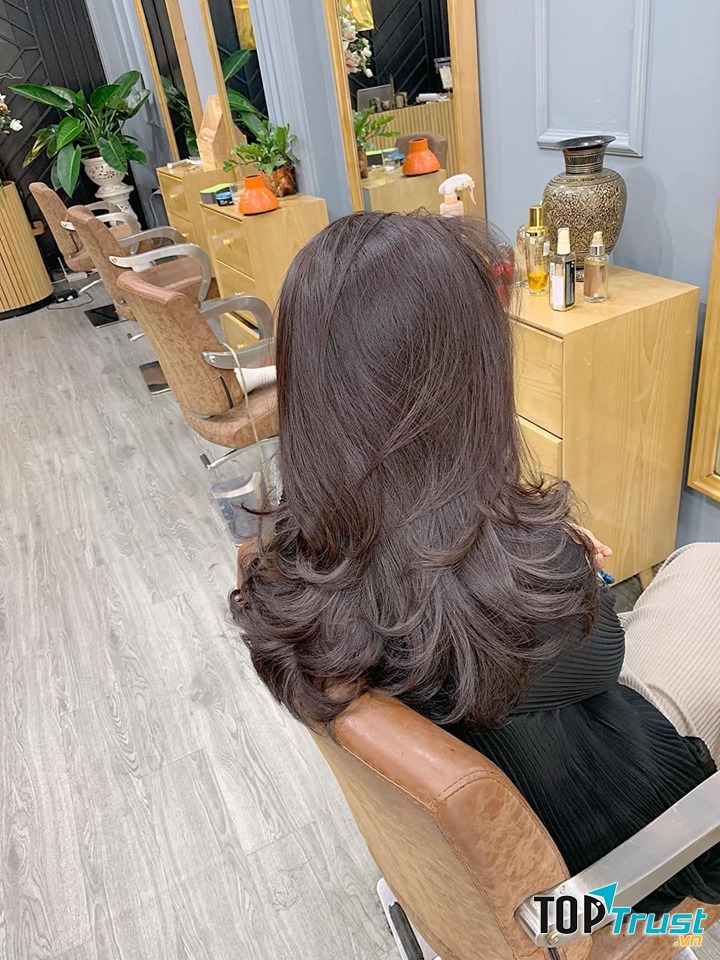 Đặc biệt, ở đây khá nổi tiếng với kỹ thuật nhuộm ''chuẩn không cần chỉnh'' cho khả năng lên màu 90% như trong hình mà không sợ tóc bị hư tổn hay chẻ ngọn