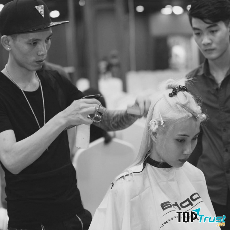 NTM Dũng Poo đang làm tóc cho khách