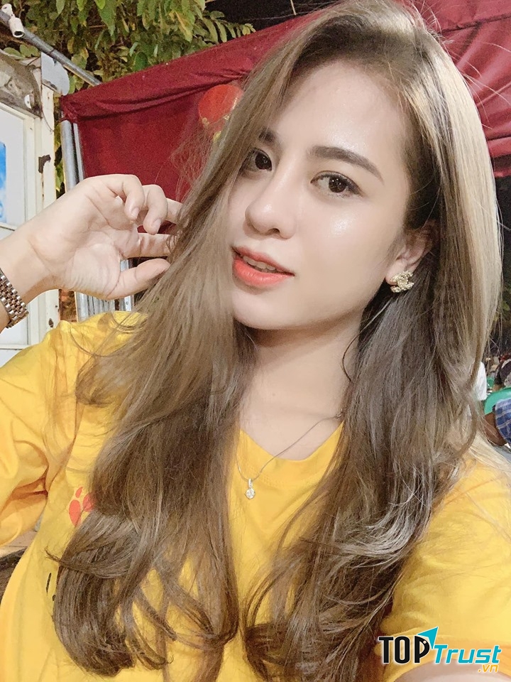 Toni Nam Academy được đánh giá là nơi cho dịch vụ cao cấp bởi sử dụng hóa chất chất lượng giúp tóc nhuộm lên màu đẹp tự nhiên và không tỳ vết.