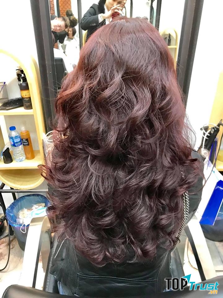 Đến với salon Tony Thực bạn sẽ được tư vấn chọn màu tóc phù hợp với bản thân