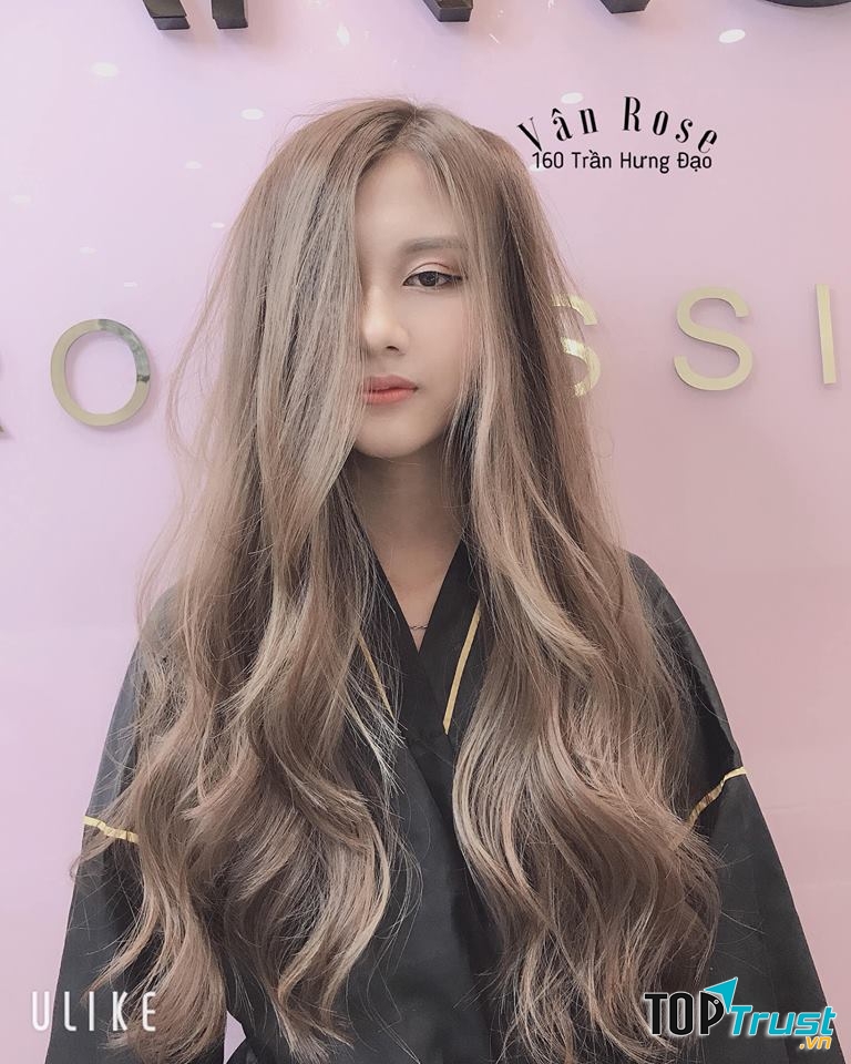 Vân Rose luôn nỗ lực là salon tiên phong tại thành phố Bắc Ninh trong chất lượng dịch vụ, kĩ thuật tạo kiểu, uốn,n huôm tóc và tư vấn sản phẩm