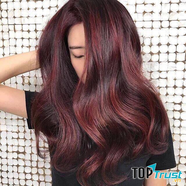 Đặc biệt, Salon Vân Rose có dịch vụ nhuộm tóc chất lượng cao, lên chuẩn màu và nhuộm nhưng mái tóc của bạn vẫn mềm mượt, không trẻ ngọn