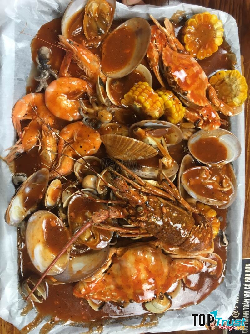 Tôm hùm đất tại Salut - Food & Drink