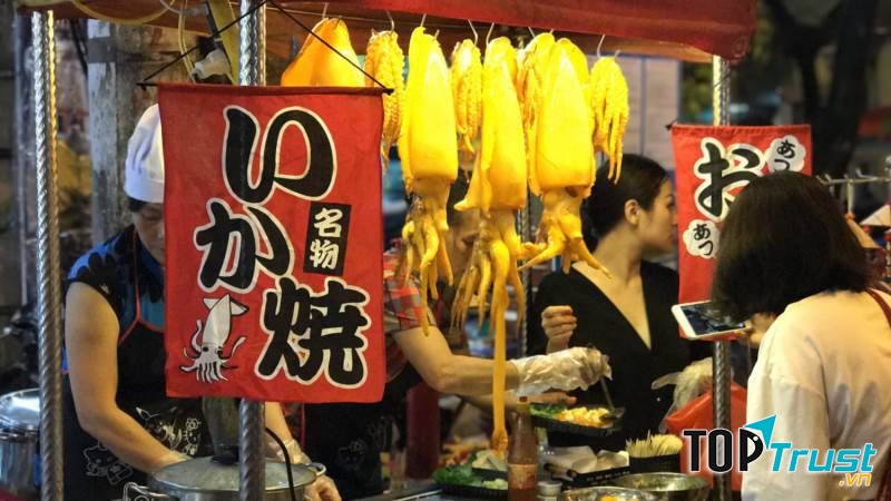 Quán mực Samsam luôn tấp nập khách