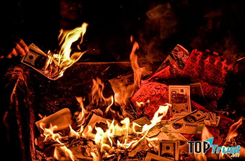 Sắm sửa vàng mã đem cúng Phật