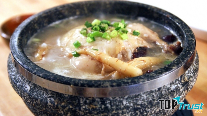 Samgyetang (Canh gà nhân sâm)