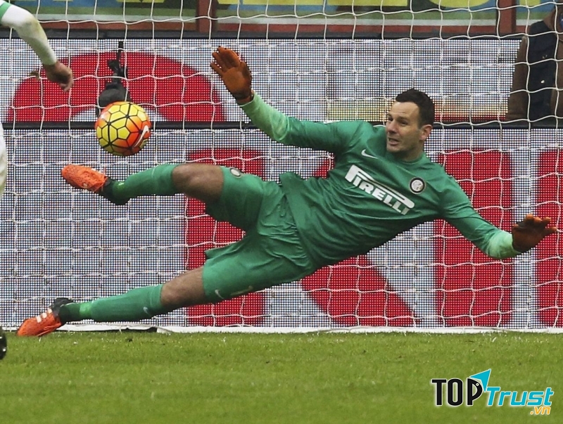 Handanovic cản phá 11m rất tốt