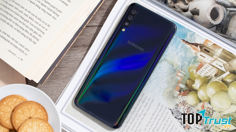 Samsung Galaxy A50 thiết kế sang trọng, bóng bảy.