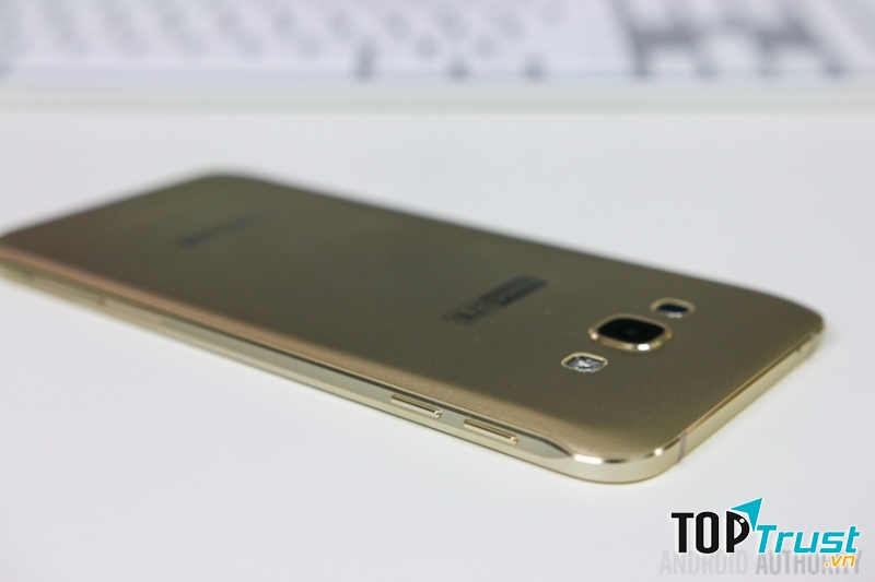 Mặt sau của SamSung A8 2015