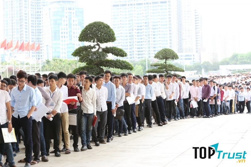 Thí sinh xếp hàng dài chờ thi tuyển vào Samsung