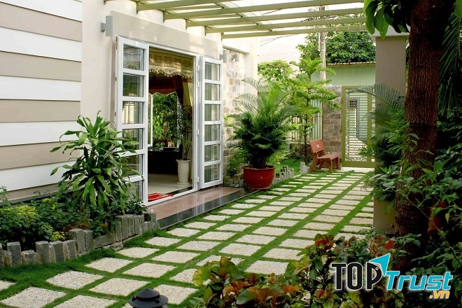 Nếu đường lớn nâng cao hơn nhà, buộc lòng phải nâng toàn bộ nhà cao bằng đường, không được để sân, mặt đường cao hơn nền nhà.