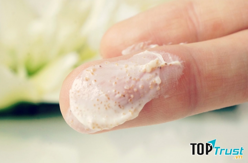   Bạn mong đợi một làn da mịn màng khi tẩy da chết, nhưng bạn sẽ chỉ nhận lại một làn da khô ráp và mụn nếu như chỉ biết sử dụng một cách vô ý thức và không kiểm soát.