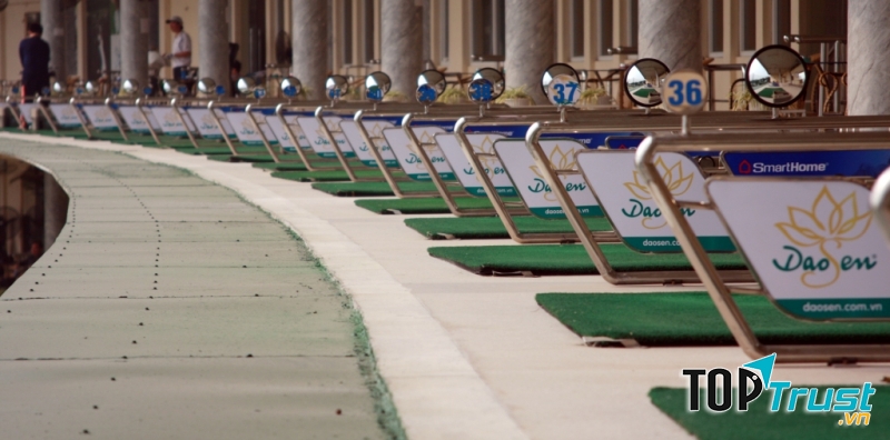 sân tập gôn Đảo Sen được đánh giá là một sân tập hoàn hảo nhất với trang bị hệ thống dạy đánh golf tiên tiến nhất của Mỹ hiện nay.