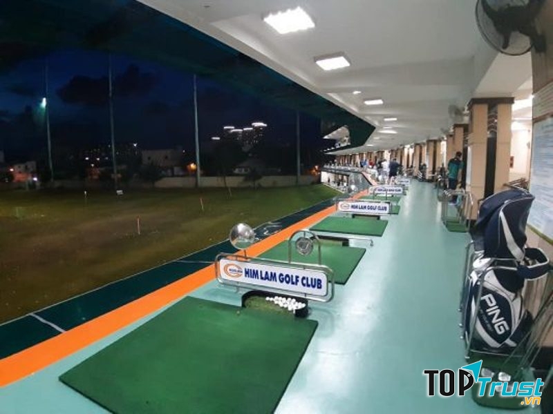 Là sân tập golf cao cấp với 03 tầng, 100 thảm tập, 02 Putting green và 02 Bunkers)﻿