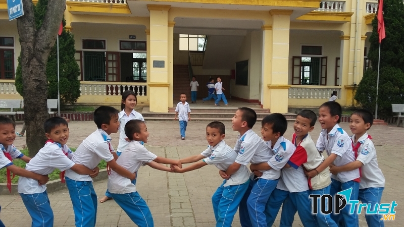 Sân trường giờ ra chơi