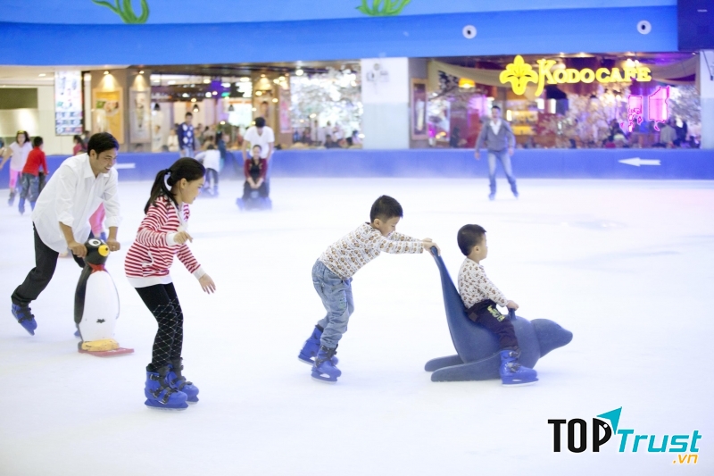 Sân trượt băng trong nhà tại Vincom Mega Mall Thảo Điền