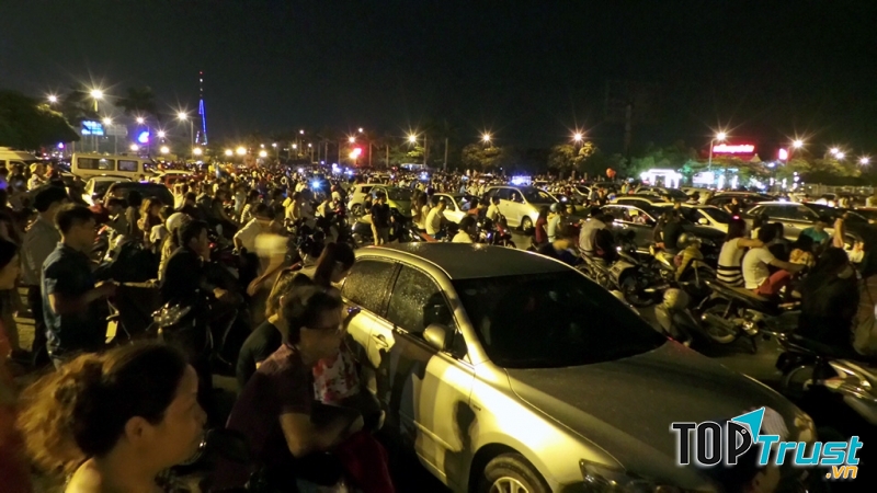 Dù có không gian cực kỳ rộng nhưng dòng người đổ về quá đông khiến Sân Mỹ Đình chật cứng