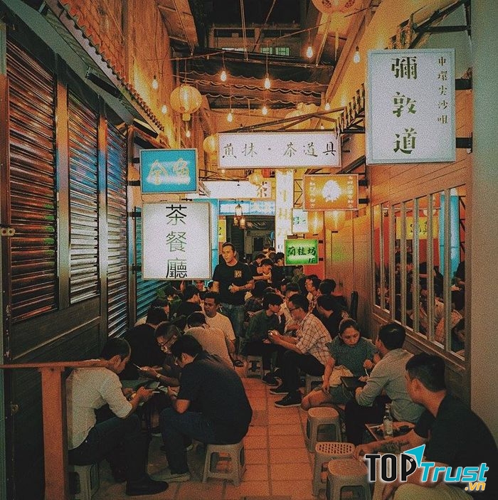 Bạn nên đặt bàn trước vì ở đây rất đông khách