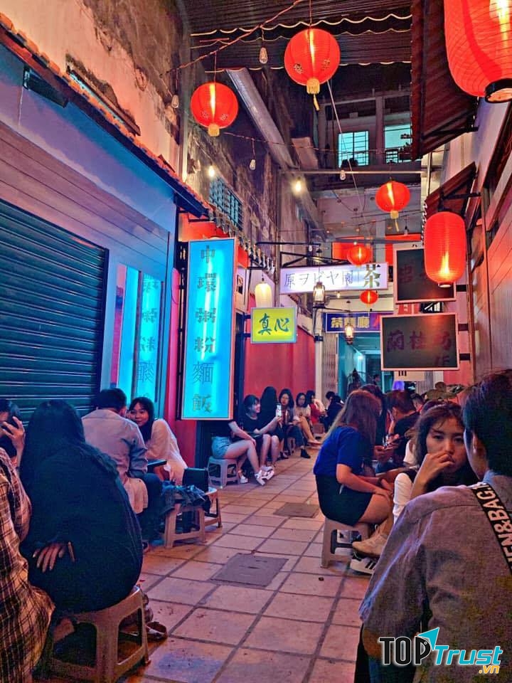 Với biển hiệu tiếng Trung vintage, chiếc đèn lồng đỏ rực rỡ, bàn ghế giản đơn,... ấy vậy mà San Wu San tạo thành một góc HongKong đặc trưng