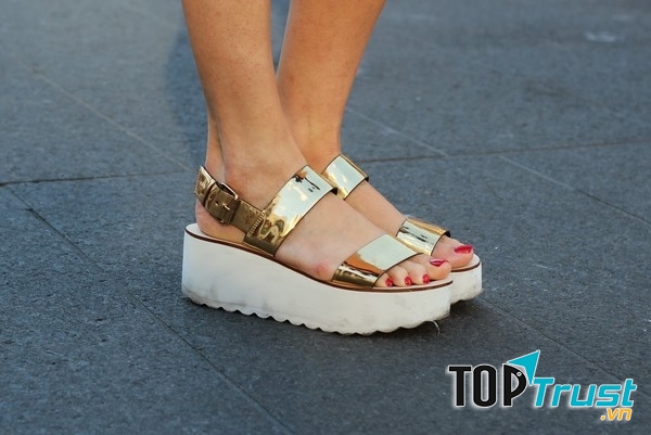 Sandal ánh kim giúp bạn nổi bật giữa đám đông