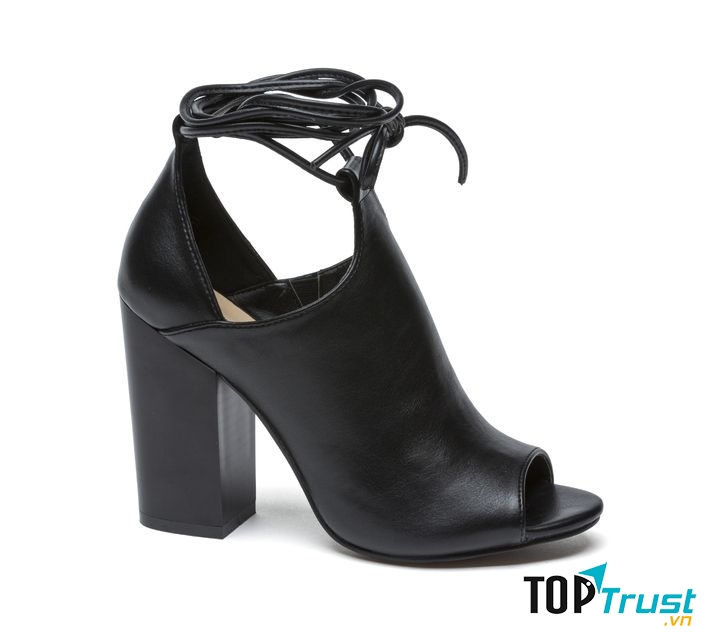 Sandal monochrome với thiết kế ôm chân, tôn dáng