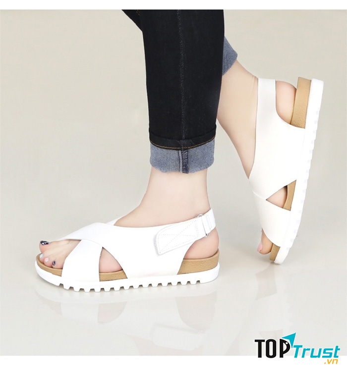 Sandal quai X màu trắng giúp bạn trông nổi bật hơn