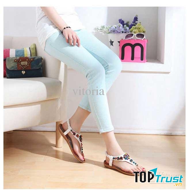 Sandal T-strap mang đến phong cách nữ tính, duyên dáng