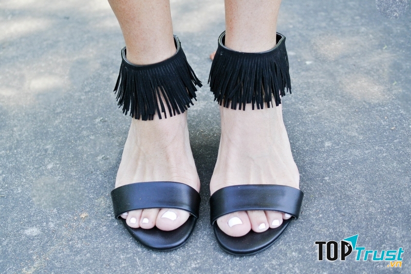 Sandal với phần tua rua quanh cổ chân nổi bật