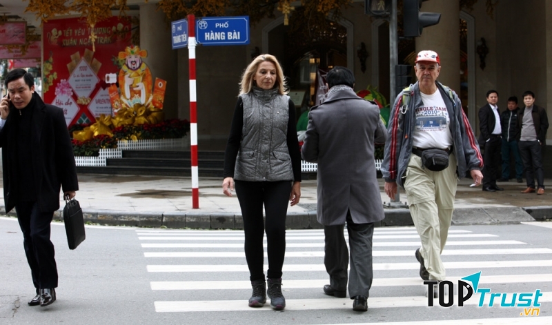 Sang đường đúng cách tại điểm có vạch vôi dành cho người đi bộ