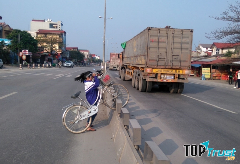 Sang đường sai có thể gây nguy hiểm đến tính mạng bản thân và người điều khiển phương tiện khác