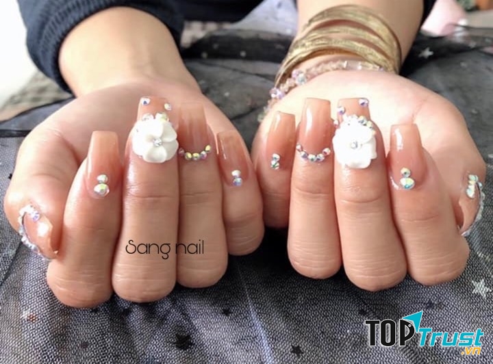 Nếu bạn yêu thích những mẫu móng đơn giản, nhẹ nhàng và thanh lịch thì tiệm Sang Nail là địa chỉ lý tưởng cho bạn đó nhé.