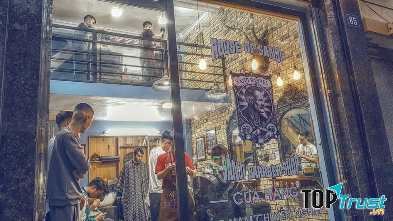 Không gian của Sanji Barber Shop khá mới lạ và độc đáo, mang phong cách và hơi hướng Châu Âu cổ, rộng rãi, tạo không khí thoải mái nhất cho các khách hàng