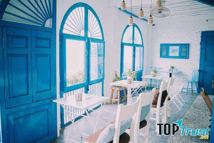 Tông màu xanh, trắng chủ đạo ở Santorini Vibes Cafe