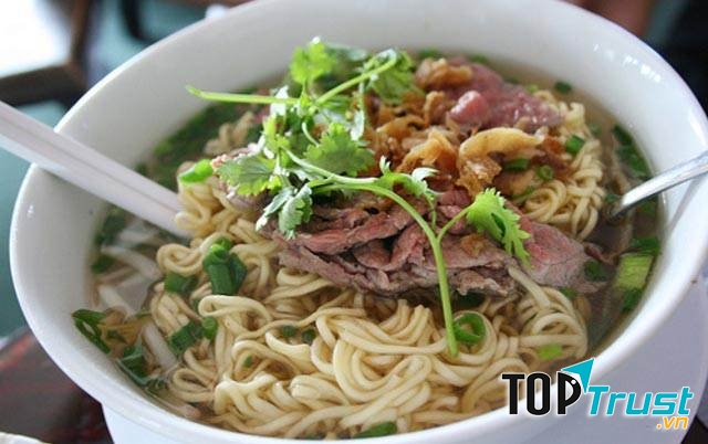 Sao Đêm Quán nằm ngay cạnh sân bóng rổ Học Viện Ngân Hàng