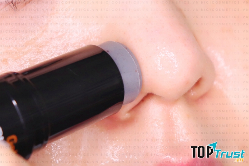 A’pieu Goblin Blackhead Scrub Stick với thành phần chủ yếu là than hoạt tính giúp việc hút sạch bụi bẩn, tế bào chết và thông thoáng lỗ chân lông