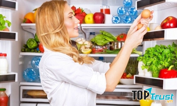 Sắp xếp lại đồ ăn trong tủ lạnh