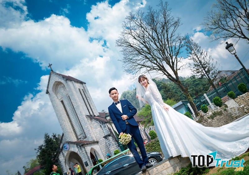 Chụp ảnh cưới tại Nhà thờ Đá Sapa