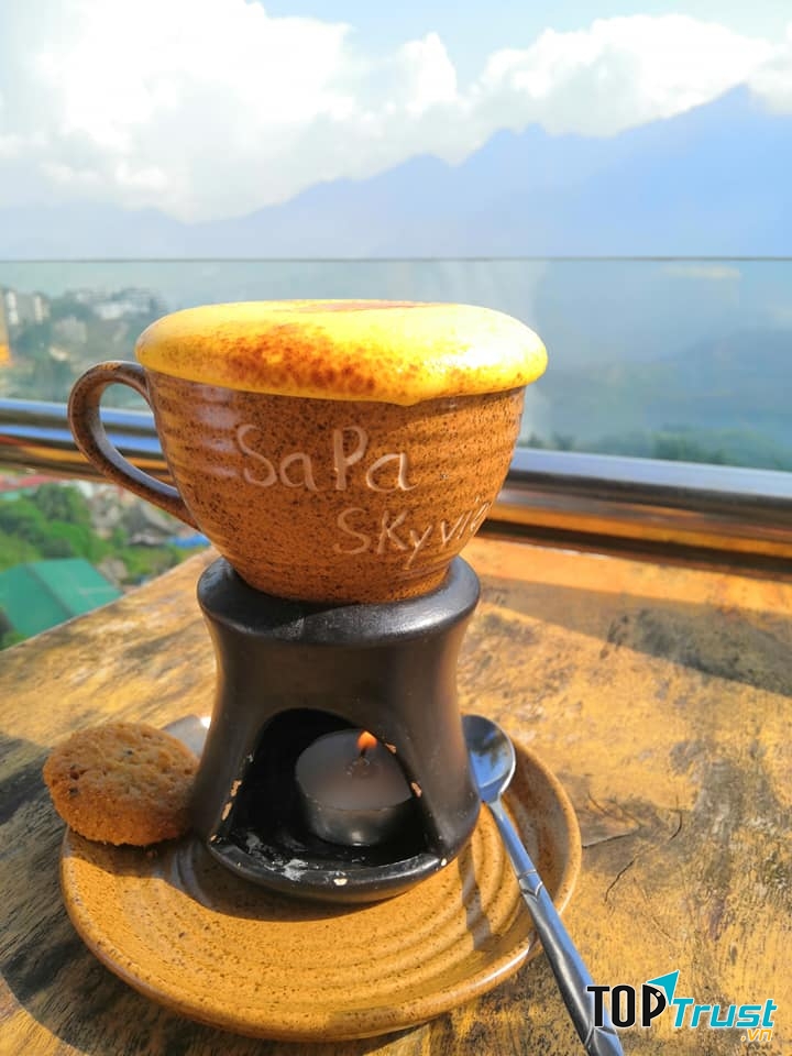 Sapa Sky View có tầm nhìn thoáng đáng, thích hợp để ngồi nhâm nhi một tách cà phê và thả hồn vào thiên nhiên