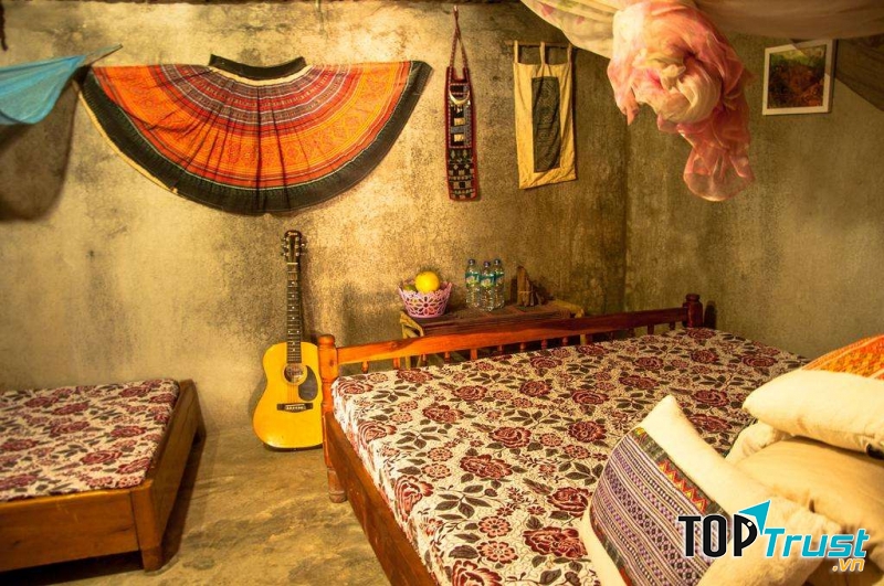 Sapa Volunteeer Homestay đều làm bằng gỗ, có vườn rộng rãi, thoáng mát, chỗ để xe miễn phí, sân hiên.