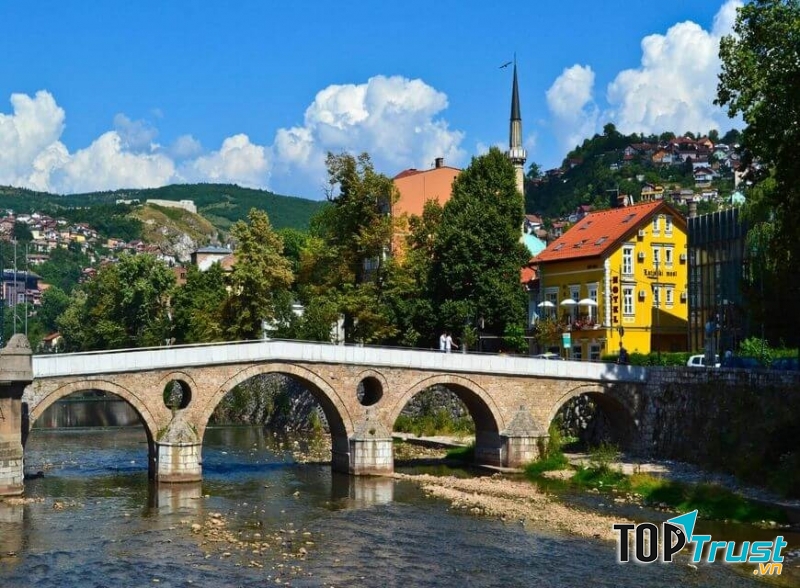 Nếu bạn là người có sự hứng thú với những di tích lịch sử thì không thể bỏ qua thành phố Sarajevo