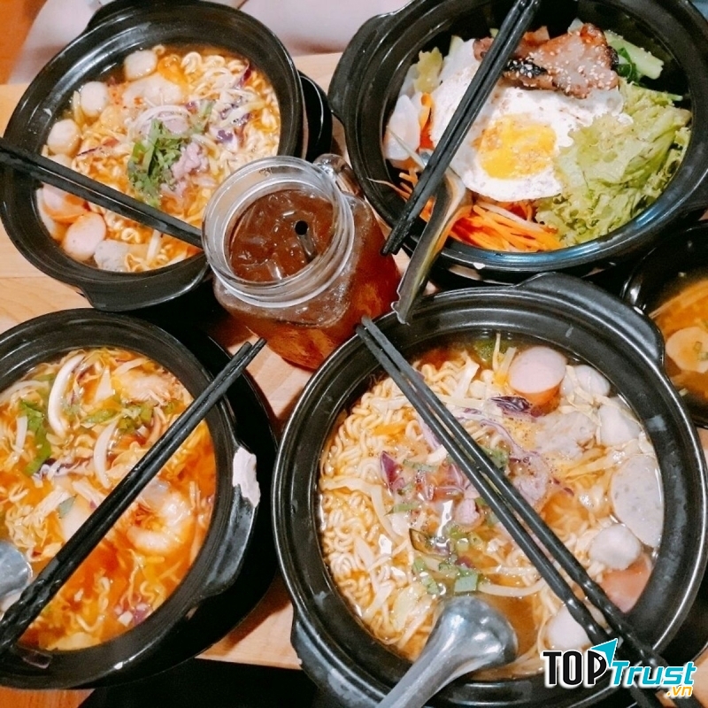 Món ăn có những gia vị đặc trưng mùi thơm dịu, nước dùng chuẩn vị Hàn, màu sắc rất bắt mắt. Chính vì thế, ngay khi trông thấy, thực khách đã muốn thưởng thức ngay.