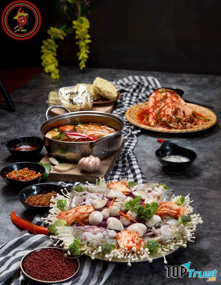 Mì cay Sasin là mì cay 7 cấp độ được chế biến từ mì Hàn Quốc dai ngon kết hợp với tôm, mực, bò, kim chi, ớt cay Hàn Quốc