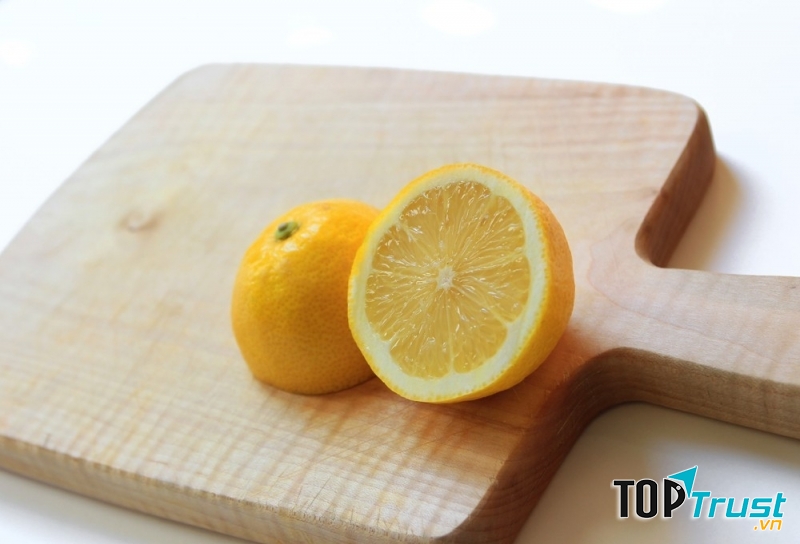 Nhỏ một giọt chanh tươi vào vết thương để sát trùng