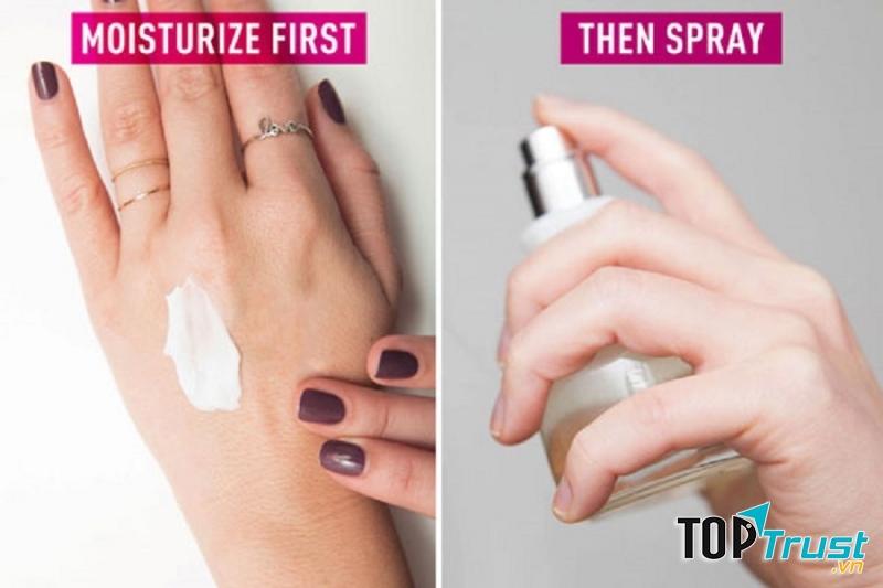 Dưỡng ẩm trước khi xịt nước hoa