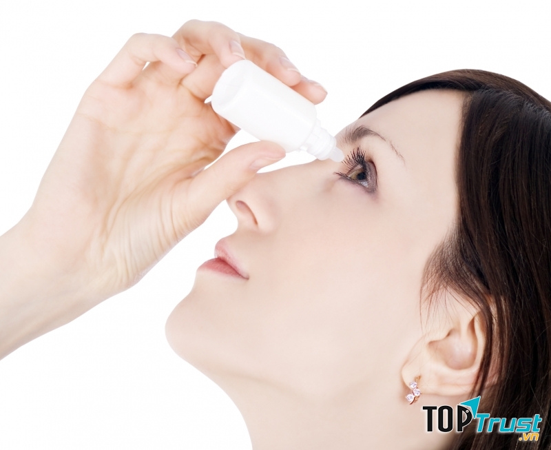 Sau khi nhỏ thuốc mắt, bạn nên ấn hốc mắt trong 3 phút