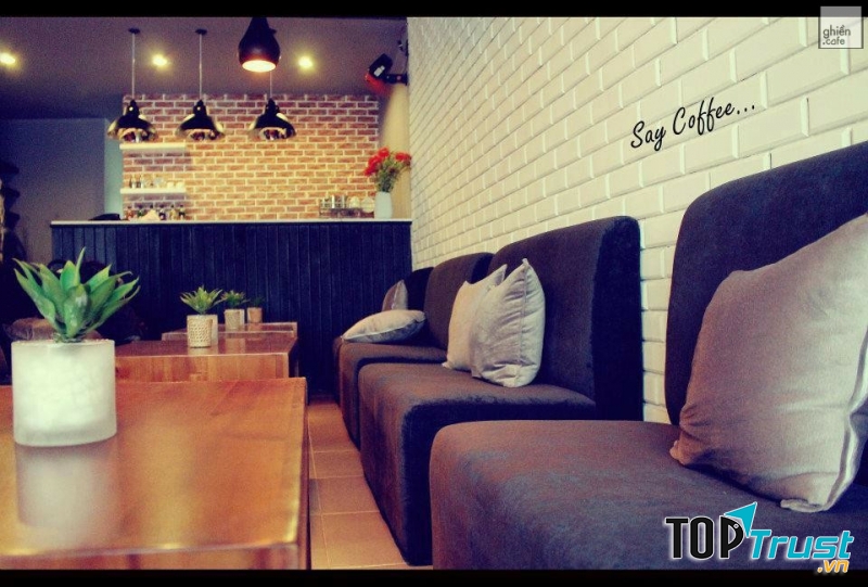 Quán có nhiều loại đồ uống thơm ngon đậm phong cách Ý: cà phê espresso, caffe latte, cappuccino,… với hương vị đậm đà