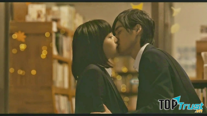 Một nụ hôn của chàng trai nổi nhất trường với cô gái vô danh Mei