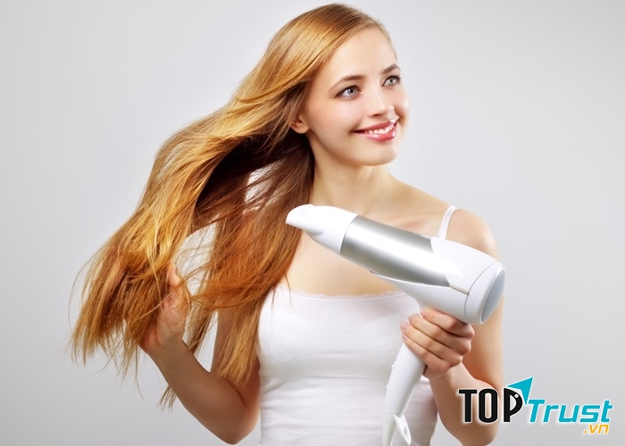 Việc lau khô bằng khăn trước sẽ giúp tóc giảm bớt đi lượng nước, khi tiếp xúc với sức nóng của máy sấy sẽ không bị cháy và chẻ ngọn.