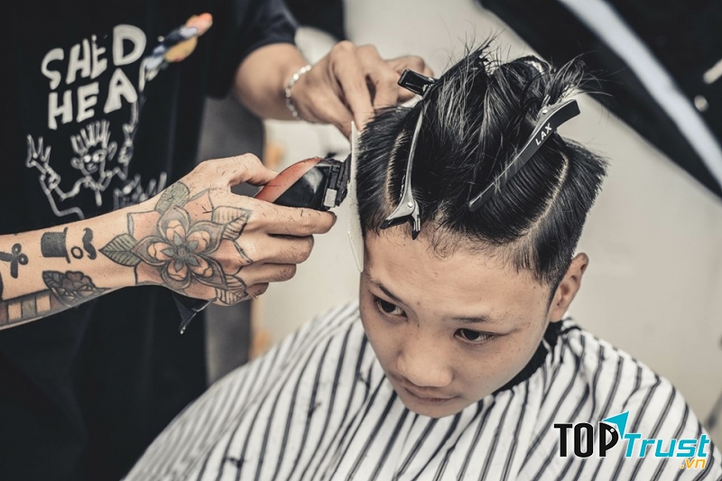 Cứ nhắc đến Sea Fun OG Barber là người ta lại nhớ ngay đến phong cách decor rất nghệ, bụi bặm – cái nét đặc trưng của những người có máu nghệ sĩ