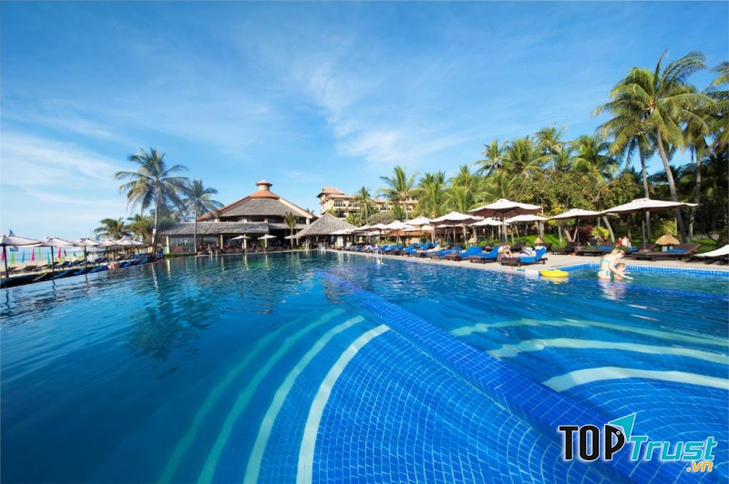 Hồ bơi riêng tại resort